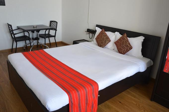 Hotel Holiday Hush Haven Shillong Exterior foto